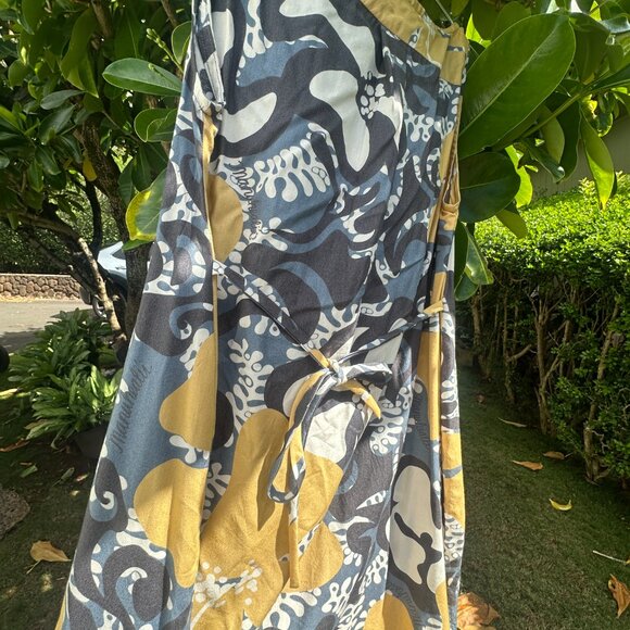 Manuheali'i dress - Picture 2 of 6